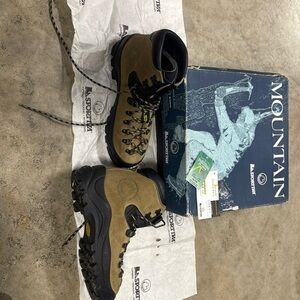 LA sportive mountain boots size 43. Worn twice .